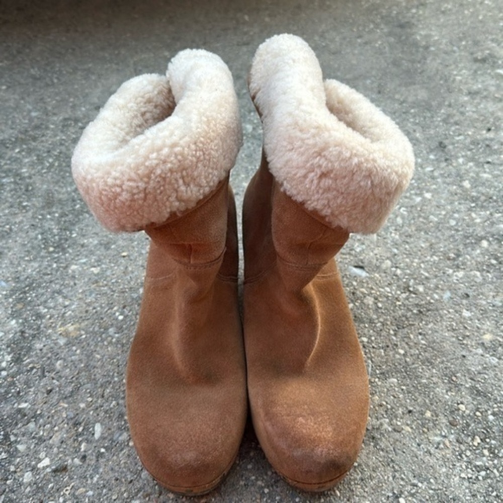UGG Lynnea Suede Boot size 8
